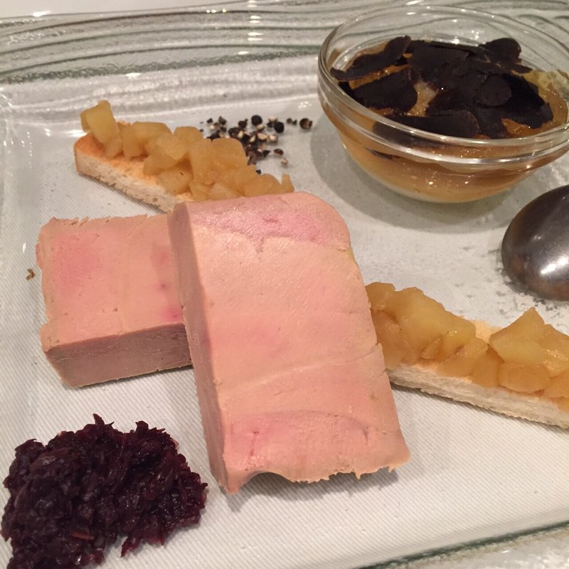 フォアグラのテリーヌとリンゴのコンフィ 温せんタマゴトリュフ添え(Ｂｉｓｔｒｏえくうす)