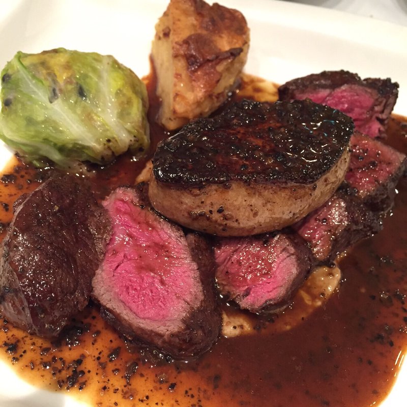 フォアグラと牛フィレのロッシーニ 黒トリュフソース(Ｂｉｓｔｒｏえくうす)