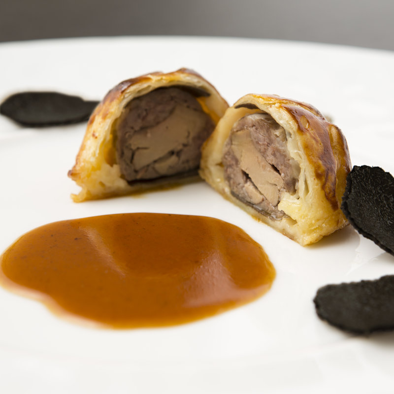 和牛とレバーのパイ包み　トリュフ添え(Continental Restaurant Terrace on・the・Bay)