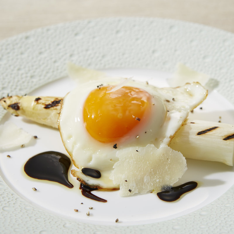 ホワイトアスパラのグリル　卵添え(Continental Restaurant Terrace on・the・Bay)