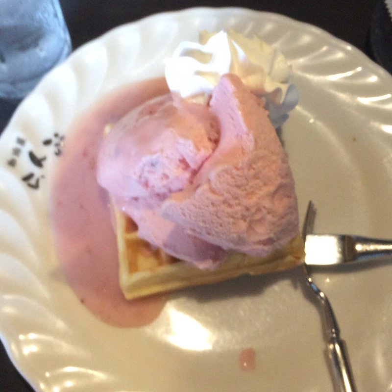 いちごワッフル(珈琲屋らんぷ)