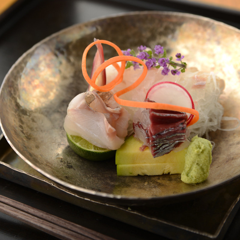 白身のお造り　アボカド添え(暗闇坂 宮下 麻布十番 （くらやみざか・みやした）)