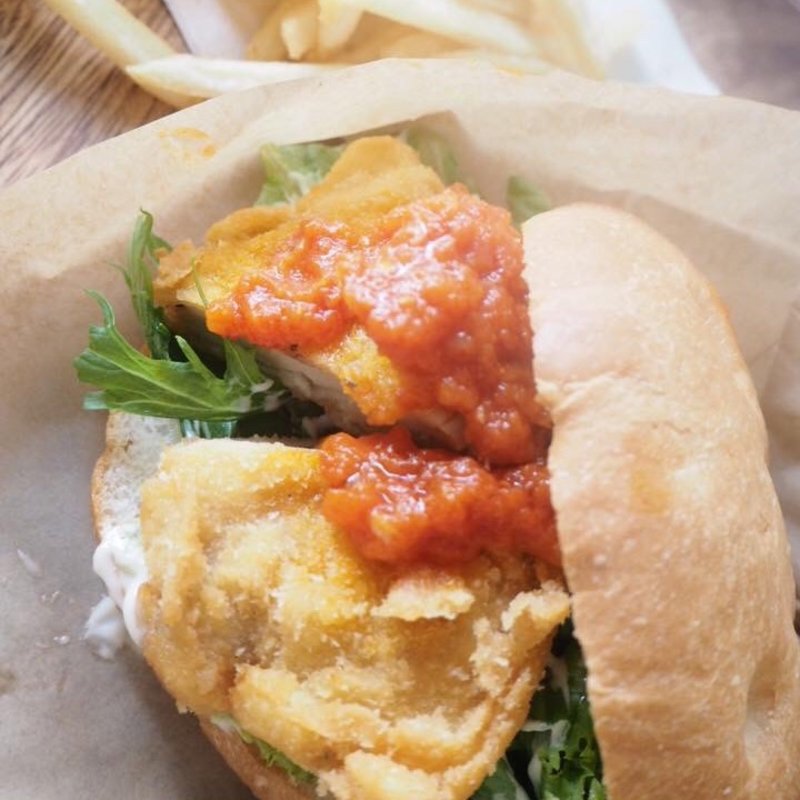 チキンカツのフォカッチャサンド(カフェ ド ガモヨン （café de GAMOYON）)