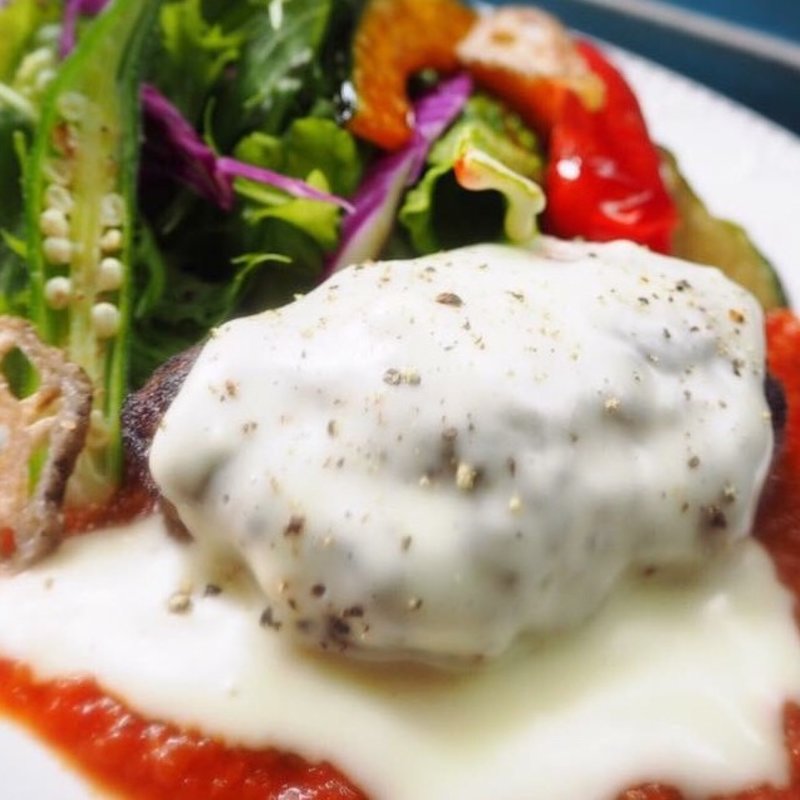 トマトとチーズクリームのハンバーグ(カフェ ド ガモヨン （café de GAMOYON）)