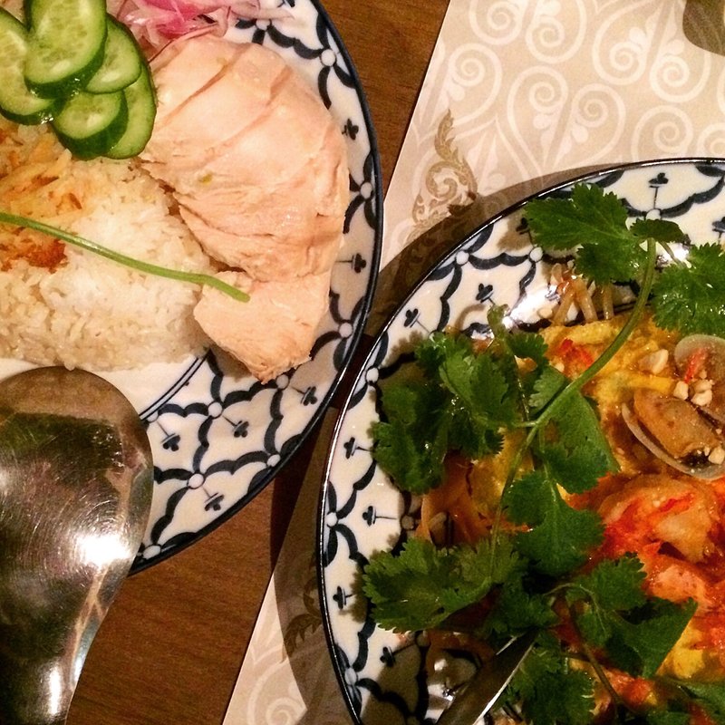 カオマンガイとパッタイ(マンゴーキッチン)