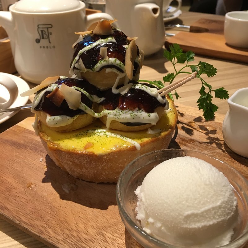 焼きたてミニチーズタルト　たこ焼き(焼きたてチーズタルト専門店PABLO 心斎橋店 （パブロ）)