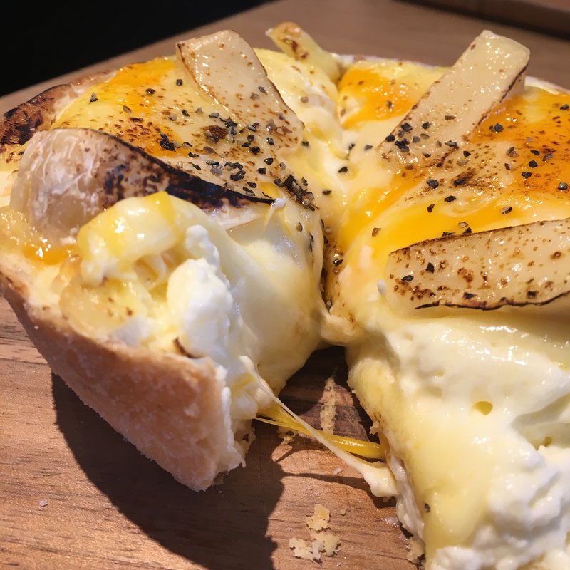 焼き立てミニチーズタルト(カマンベール×クアトロフォルマッジ)(焼きたてチーズタルト専門店PABLO表参道店)