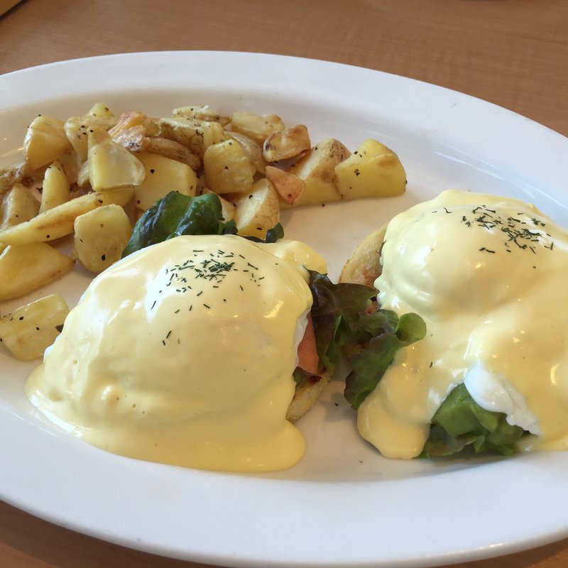エッグベネディクト〜スモークサーモンとアボカド(Eggs ’n Things さいたま新都心店)