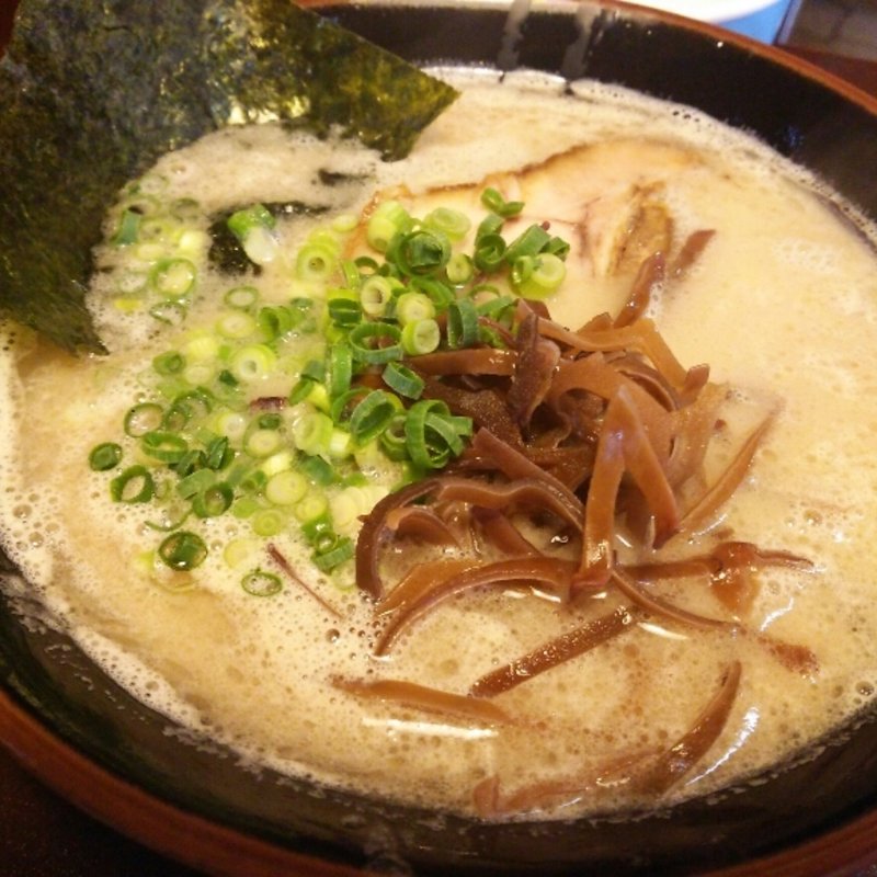 博多ラーメン 白(博多ラーメン 焚屋 （たきや）)