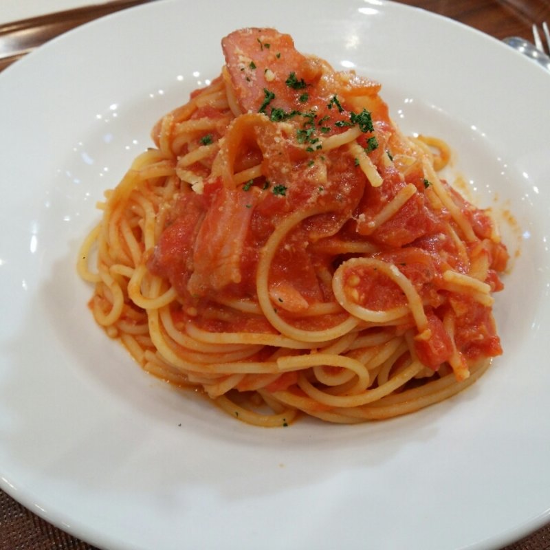 ベーコンとオニオンのトマトソーススパゲッティ(PIZZERIA DELL’ANGELO （ピッツェリアデランジェロ）)