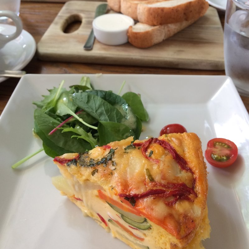 ローストパプリカとシェーブルチーズのイタリアンオムレツ(IVY PLACE)