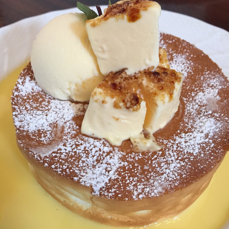 クレマカタラナとアングレーズソースのスフレパンケーキ(星乃珈琲店 片瀬店)