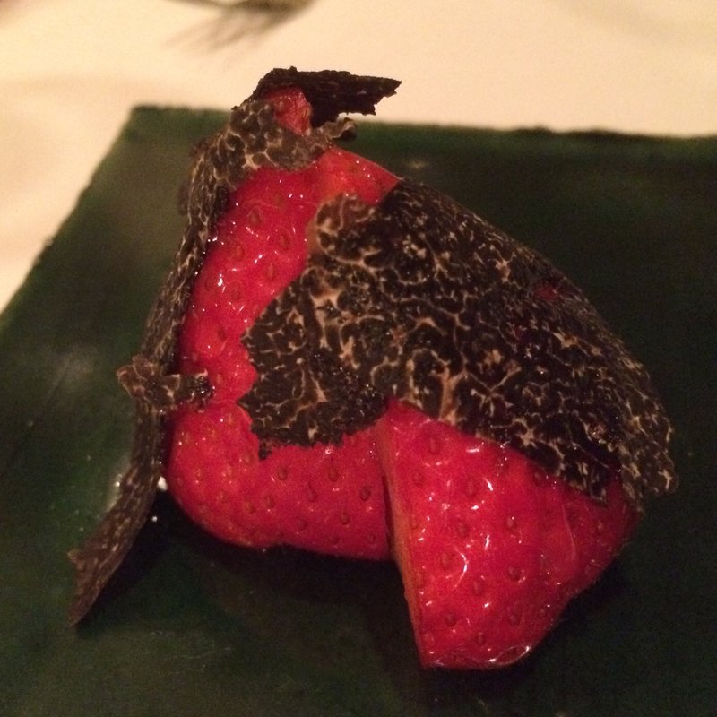 苺のトリュフ添え(ツバキ （TSUBAKI）)