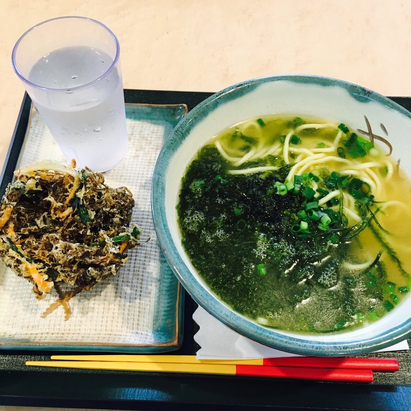 アーサーと海ぶどうそば&もずく天ぷら(やいま村)