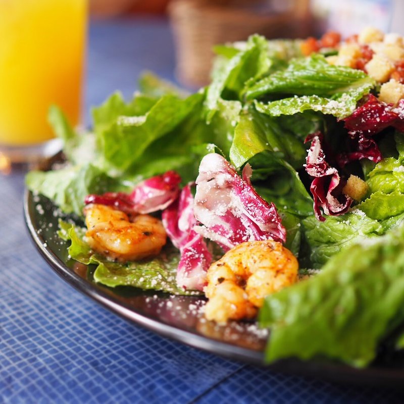 クラシックシーザーサラダ 小海老のケイジャンマリネソテー(MLB Cafe Tokyo （エムエルビーカフェトウキョウ）)