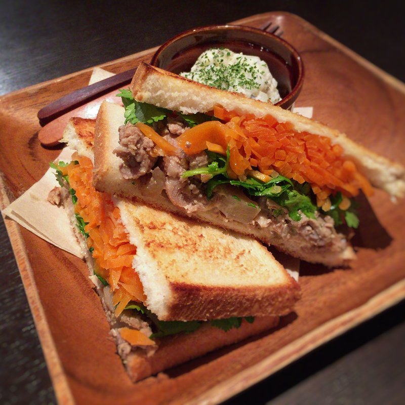 ジンジャーポーク＆キャロットラペ サンド(自家焙煎珈琲みじんこ)