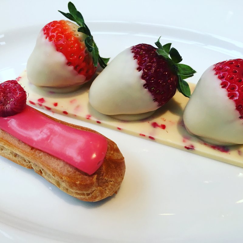 ストロベリーアソートとプチエクレア(ペストリーショップ)