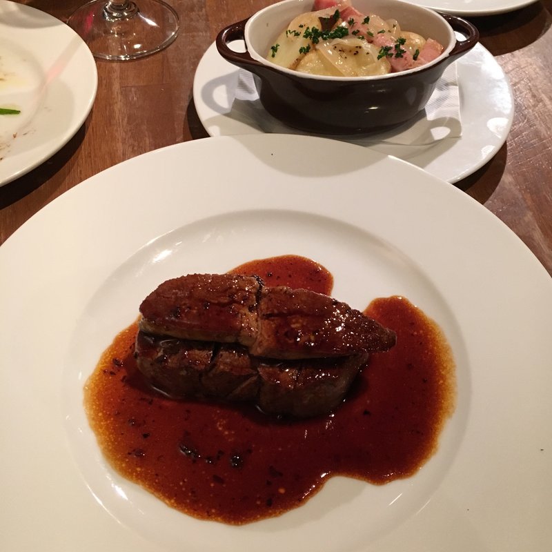 牛フィレ肉とフォアグラのロッシーニ風(オレンジ)