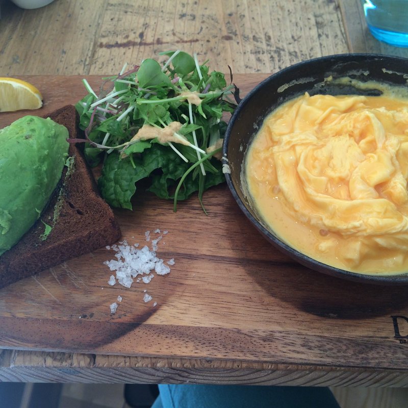 アボカドトースト・スクランブルエッグ(エッグセレント)