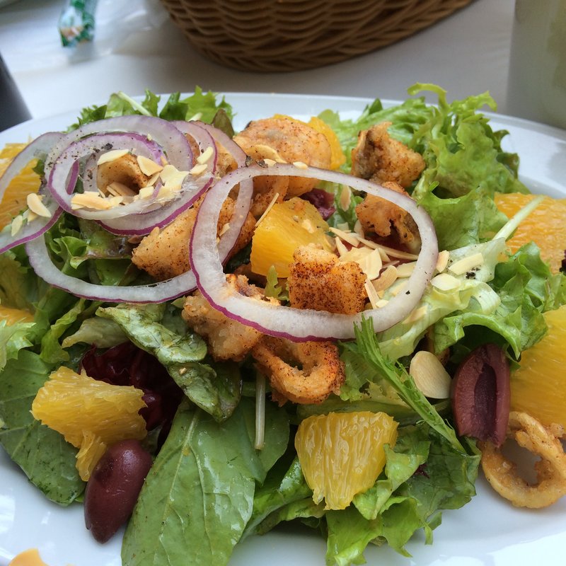 カラマリフリット、エンダイブ、ルッコラ、カラマタオリーブのサラダ(crisscross)