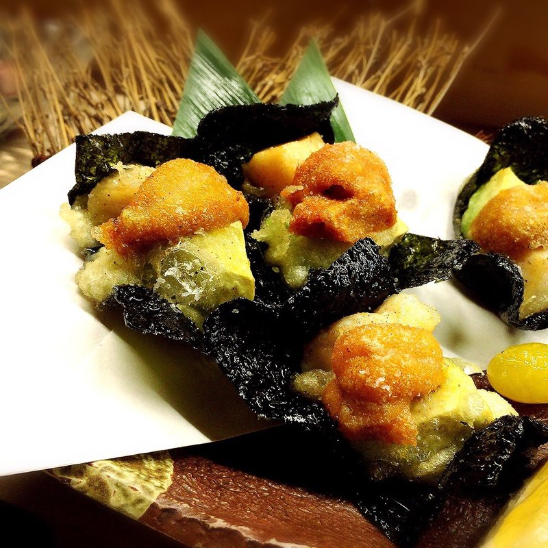 うに、帆立、アボカドの磯辺揚げ(恵比寿 鮪喜)