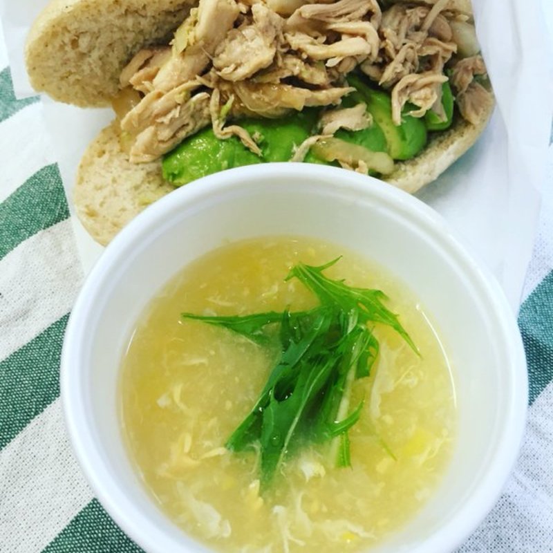 チャイニーズチキンサラダとアボカドサンドと中華風のコーンスープ(フラッフィー （FLUffY）)