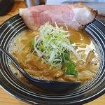 鶏白湯スープ使用 鶏しょうゆらーめん(極麺 青二犀 （ゴクメン アオニサイ）)