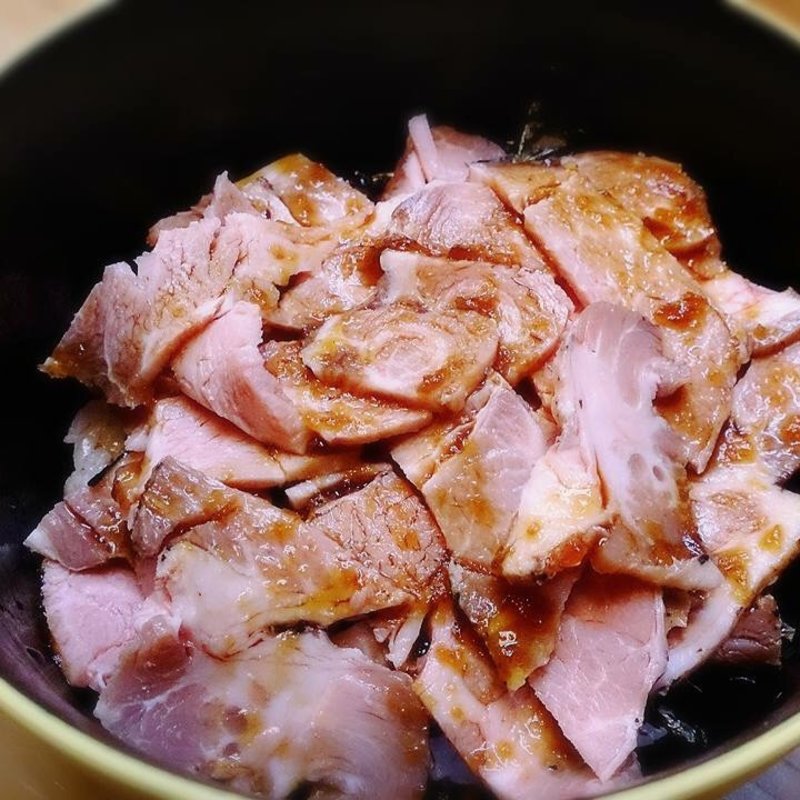 ローストポーク丼(愛情たっぷり手料理　やきとり・しゃぶしゃぶ　来幸　)