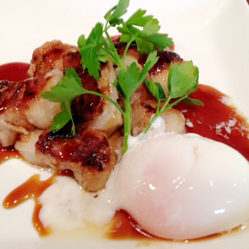 お餅の豚巻き温泉卵添え(あきん )