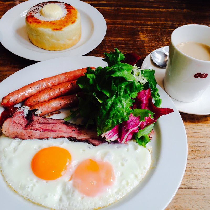 ソーセージとベーコンと目玉焼き(カフエマメヒコ 三軒茶屋店)
