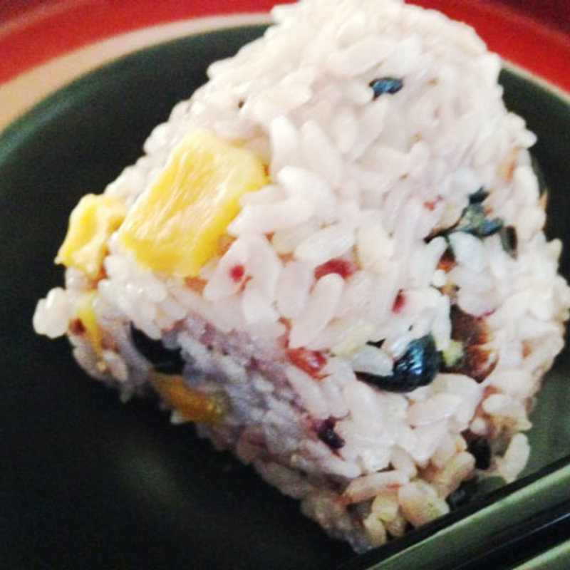 安納芋と黒豆の十穀米(おむすび権米衛 京王吉祥寺店)