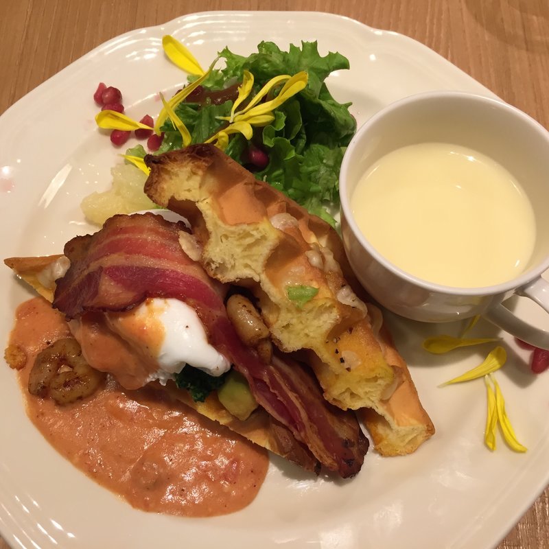 エッグベネディクトワッフル(アフタヌーンティー・ティールーム 京阪モール)