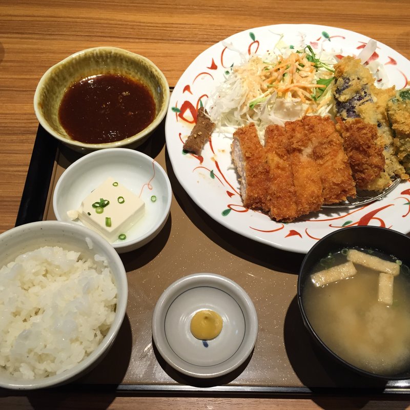 ロースとんかつと野菜かつ定食(やよい軒 枚方店)