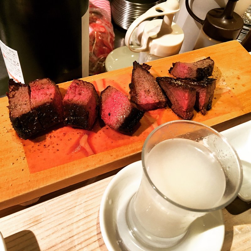 鹿肉の塊焼き(焼ジビエ 罠 炭打 新橋 )