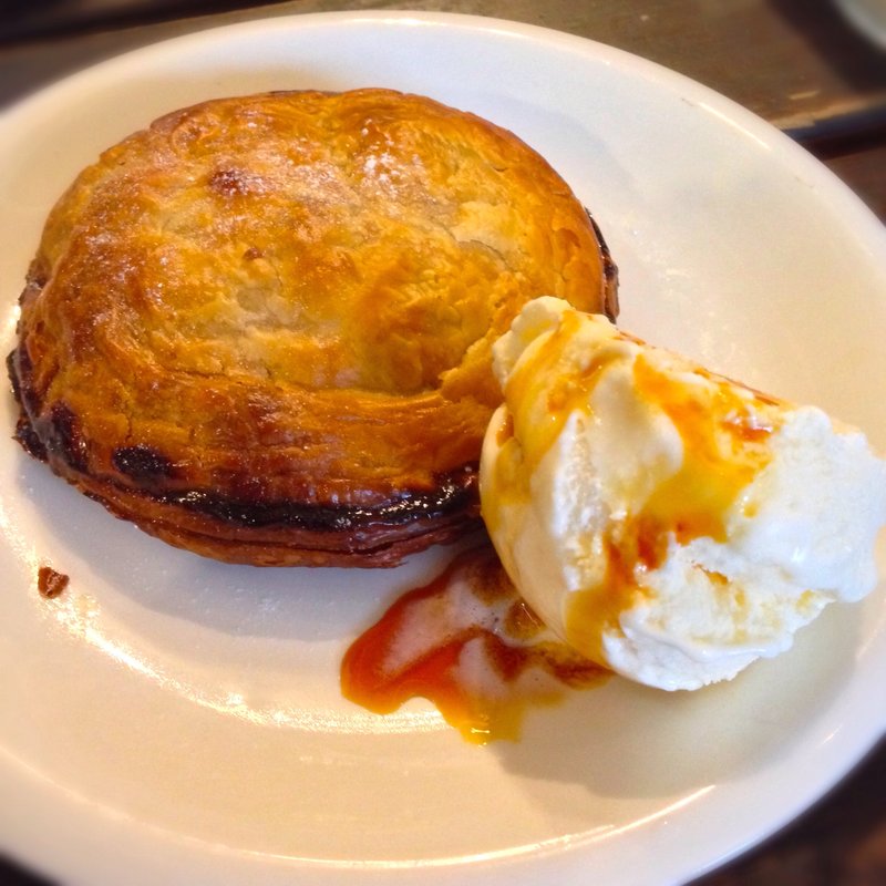 自家製アップルパイのバニラアイス添え(EMPORIO cafe&dining)