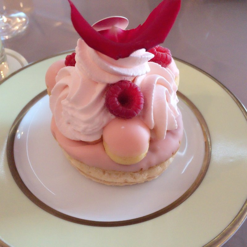 サントノレ・ローズ・フランボワーズ(ラ・デュレ銀座三越)