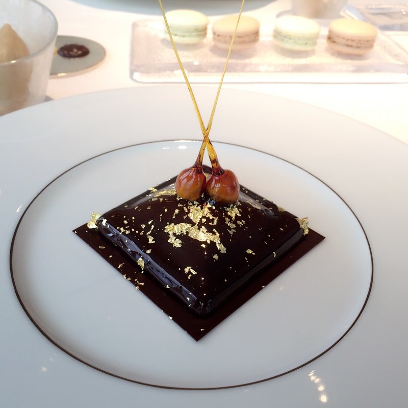 カレ・シャネルショコラープラリネヘーゼルナッツのアイスクリーム添え(ベージュ アラン・デュカス)