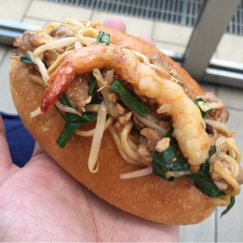 焼きそばパン 十三騎兵防衛圏」の名脇役ともいえる「焼きそばパン」の魅力に