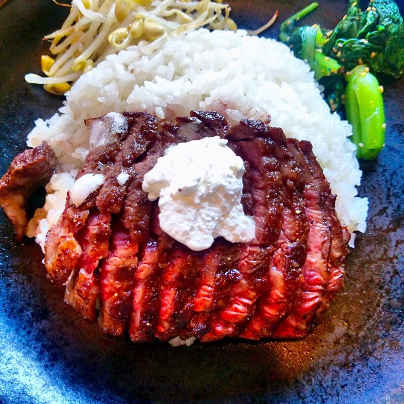 牛ハラミステーキ陶板丼(アジア洋食厨房 （アジアヨウショクチュウボウ）)