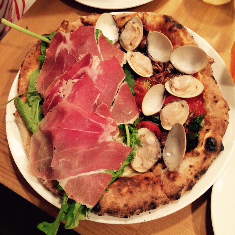 燻製モッツァレラとプロシュート＆はまぐりとホタルイカのマリナーラ(スクニッツォ･ダ･シゲオ （Scugnizzo DA SHIGEO）)