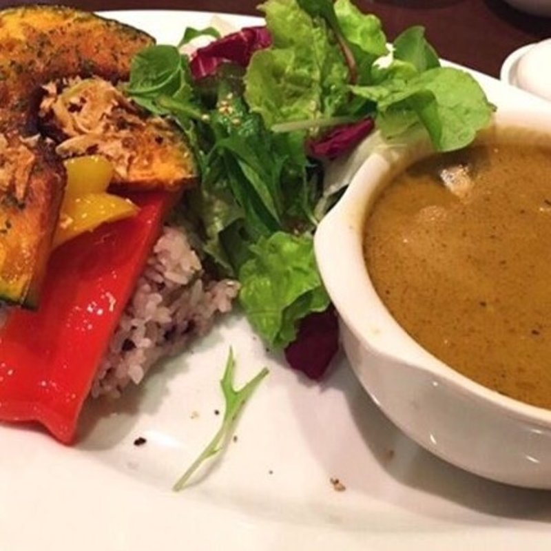 薬膳グリーンカレー 彩野菜添え(三宿の寿司 えん)