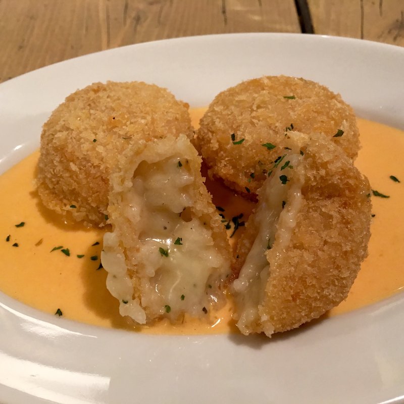 チーズリゾットのライスコロッケ(エーピッツァ 高田馬場店)