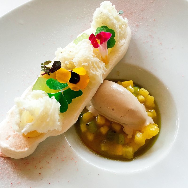 夏野菜とエキゾチックフルーツのミネストローネ ピスタチオオイルとトンカ豆のアイスクリーム(小笠原伯爵邸)