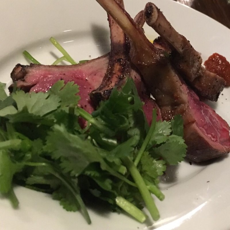 ラムチョップの炭火焼き(ラム&パクチー Salad days)