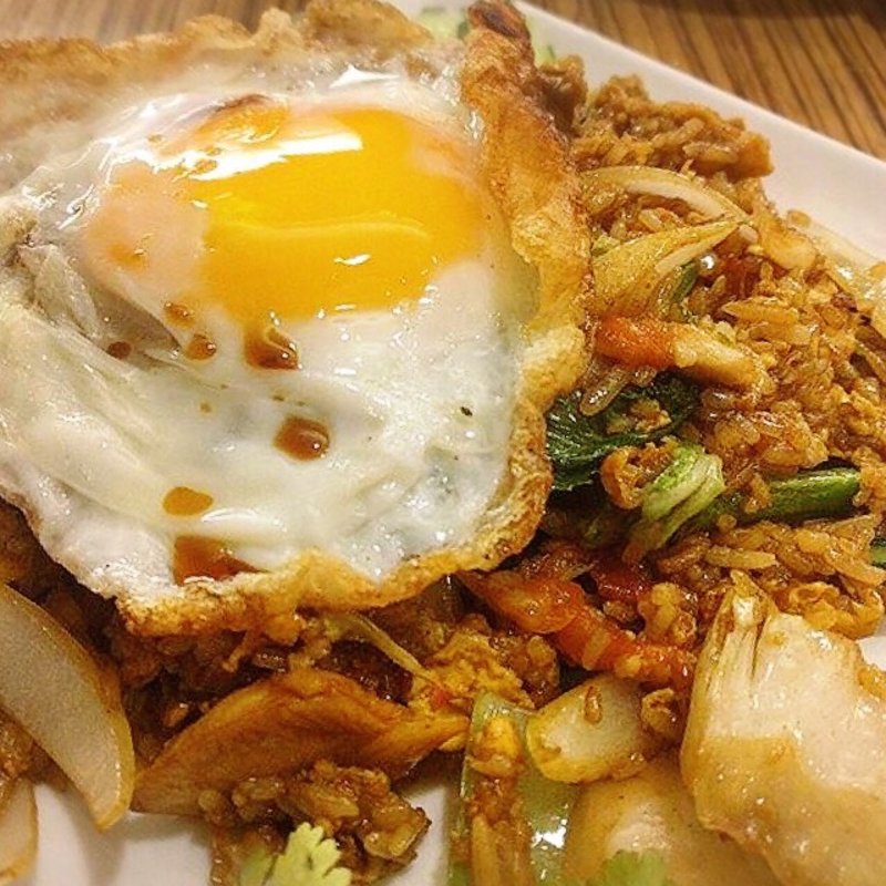 目玉焼き海老のせ炒飯(シミラン)