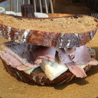自家製ハムとカマンベールのサンドウィッチ(PATH)