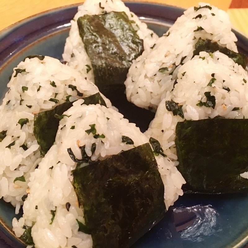 わかめとじゃこのおむすび(汐 )