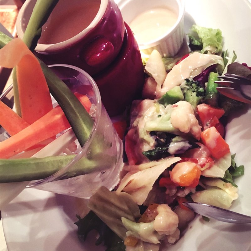 生野菜・温野菜を2種類のアンチョビソースでお楽しみ下さい。(ソリッソ （Sorriso）)