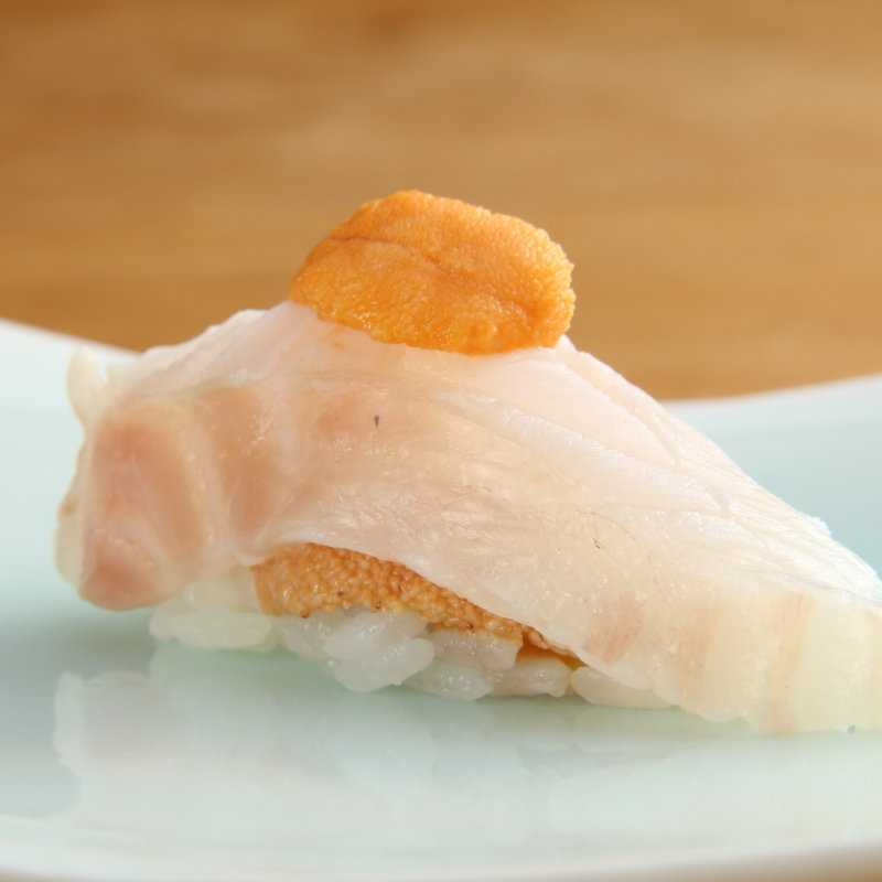 真鯛の握り　ウニ添え(ふじさわ)