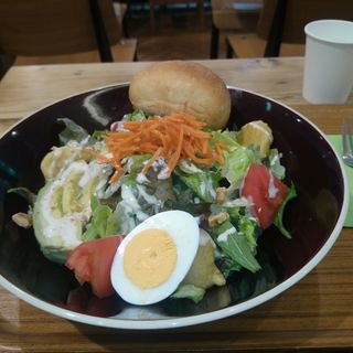 海老フリットとアボカドのナッツドレッシングサラダ(ルサンパーム 渋谷マークシティ店)